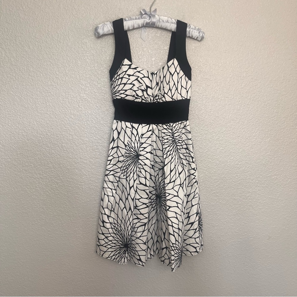 B. Darlin Black and White floral patterned dress size 1/2